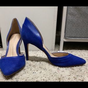 Blue pumps